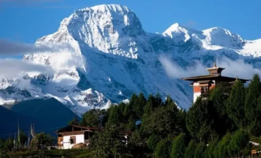 Gasa_Dzong_and_Kang_Bum_6526m_fr