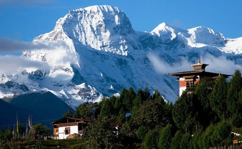 Gasa_Dzong_and_Kang_Bum_6526m_fr